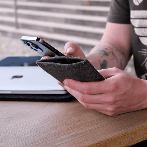 Handytas voor OnePlus Nord 3 | gemaakt van vilt en biologisch katoen | antraciet - sporen | Model "LET"