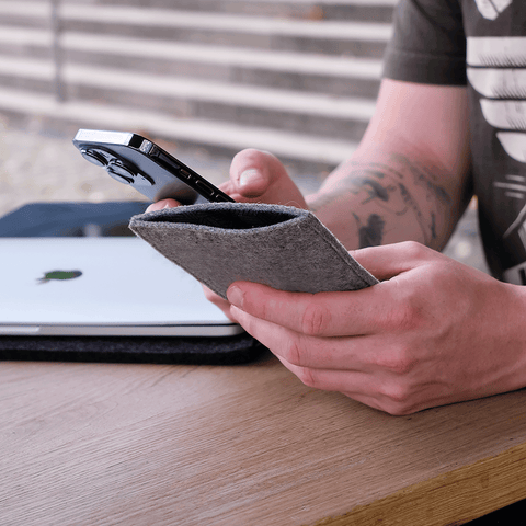 Mobiele telefoonhoesje voor iPhone XS Max | gemaakt van vilt en biologisch katoen | lichtgrijs - bloei | Model "LET"