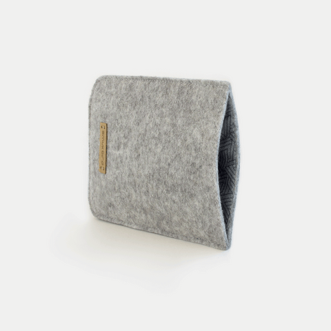 Telefoontas voor Samsung Galaxy S23 Plus | gemaakt van vilt en biologisch katoen | lichtgrijs - sporen | Model "LET"