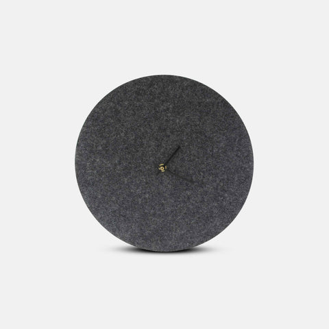 Vilt en kurk wandklok 30 cm | antraciet - zwart | Ontwerp: Aalborg