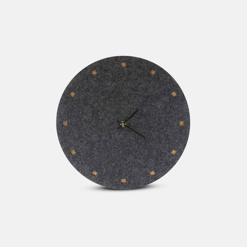 Vilt en kurk wandklok 30 cm | antraciet - zwart | Ontwerp: Esbjerg