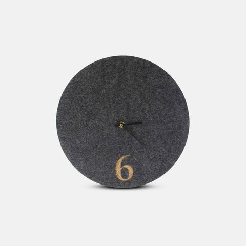 Vilt en kurk wandklok 30 cm | antraciet - zwart | Ontwerp: Århus