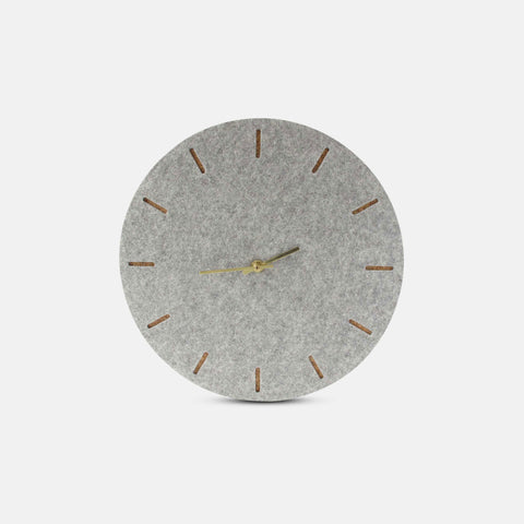 Vilt- en kurken wandklok 30 cm | lichtgrijs - goud | Ontwerp: Kopenhagen