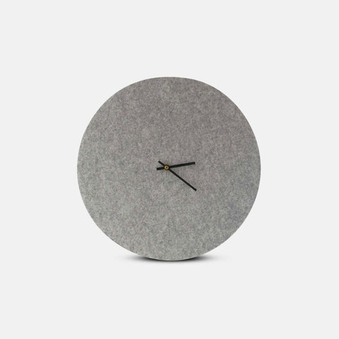 Vilt en kurk wandklok 30 cm | lichtgrijs - zwart | Ontwerp: Aalborg