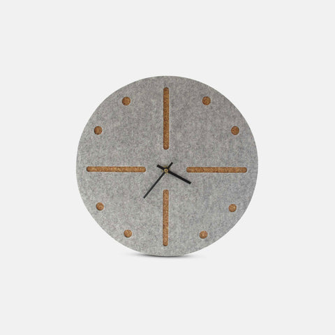 Vilt en kurk wandklok 30 cm | lichtgrijs - zwart | Ontwerp: Odense