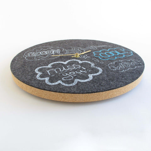 Vilt en kurk wandklok 30 cm | Ontwerp "Cool" van Anja Streese