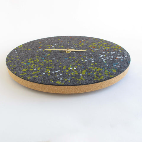 Vilt en kurk wandklok 30 cm | Ontwerp "Dots" van Anja Streese