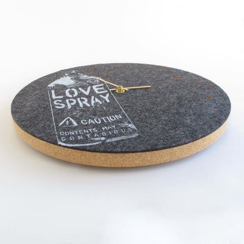 Vilt en kurk wandklok 30 cm | Ontwerp "Liefde" van Anja Streese