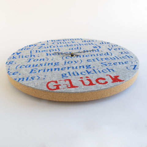Vilt en kurk wandklok 30 cm | Ontwerp "Glück" door Anja Streese
