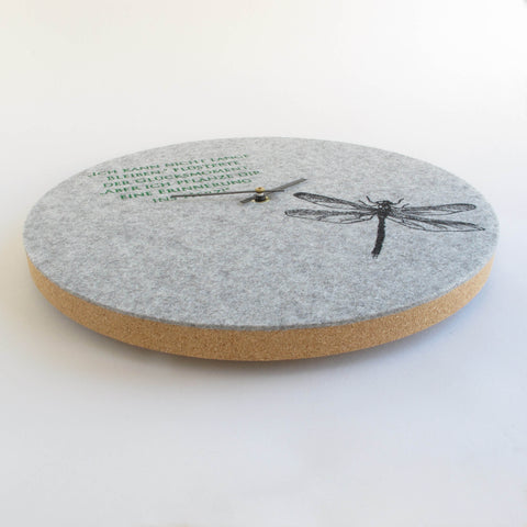 Vilt- en kurken wandklok 30 cm | Ontwerp "Libelle" door Anja Streese