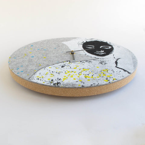 Vilt en kurk wandklok 30 cm | Ontwerp "Vrouw" door Anja Streese