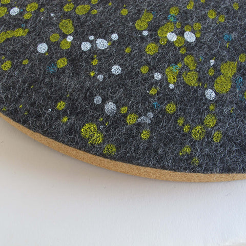 Vilt en kurk wandklok 30 cm | Ontwerp "Dots" van Anja Streese