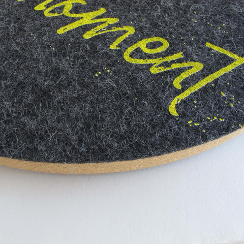 Vilt- en kurken wandklok 30 cm | Ontwerp "Moment" door Anja Streese