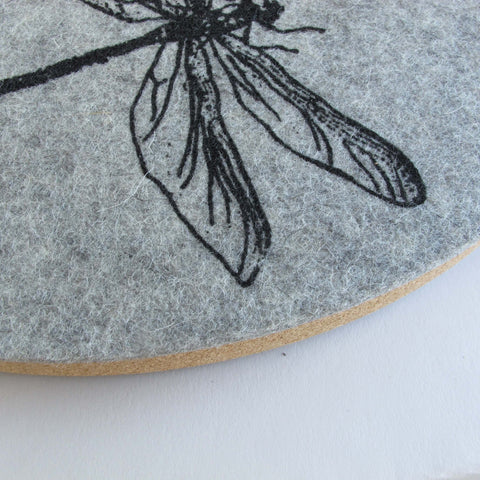 Vilt- en kurken wandklok 30 cm | Ontwerp "Libelle" door Anja Streese