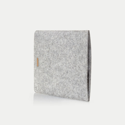 Hoesje voor MacBook Pro 16 | gemaakt van vilt en biologisch katoen | lichtgrijs - sporen | Model "LET"
