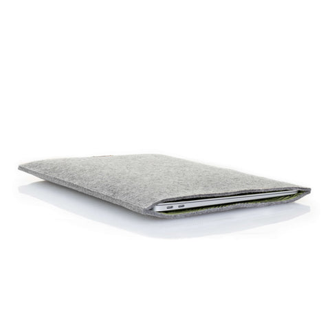 Hoesje voor MacBook Pro 16 | gemaakt van vilt en biologisch katoen | lichtgrijs - strepen | Model "LET"