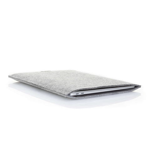 Hoesje voor MacBook Pro 16 | gemaakt van vilt en biologisch katoen | lichtgrijs - sporen | Model "LET"