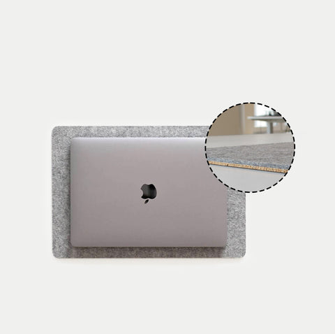 Onderlegger voor MacBooks van vilt en kurk | 26x38cm | lichtgrijs