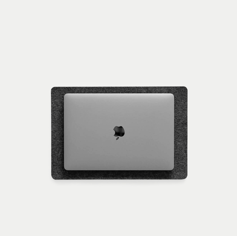 Onderlegger voor MacBooks van vilt en kurk | 26x38cm | antraciet