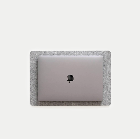 Onderlegger voor MacBooks van vilt en kurk | 26x38cm | lichtgrijs