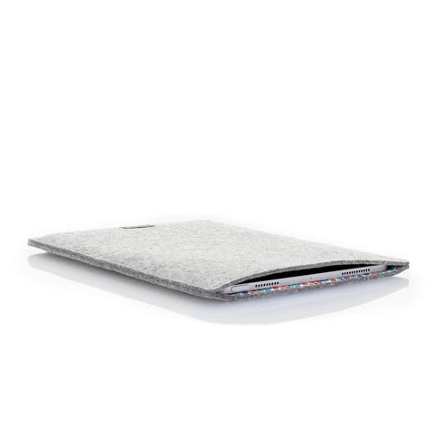 Hoes voor iPad Pro 12,9" - 6e Gen | gemaakt van vilt en biologisch katoen | lichtgrijs - kleurrijk | Model "LET"