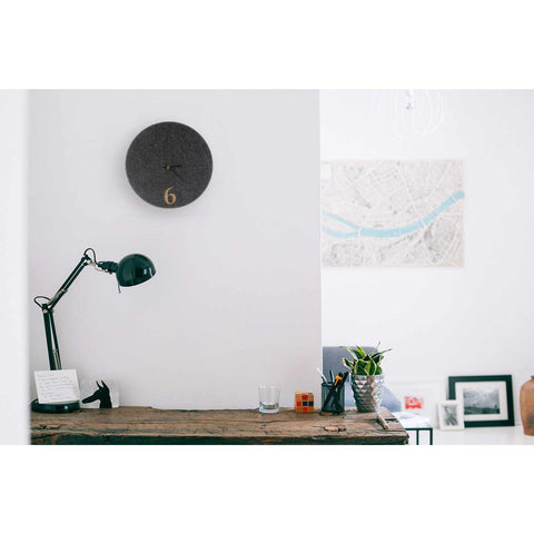 Vilt en kurk wandklok 30 cm | antraciet - zwart | Ontwerp: Århus