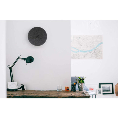 Vilt en kurk wandklok 30 cm | antraciet - zwart | Ontwerp: Aalborg