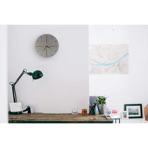 Vilt en kurk wandklok 30 cm | lichtgrijs - zwart | Ontwerp: Odense