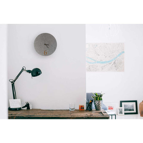 Vilt en kurk wandklok 30 cm | lichtgrijs - zwart | Ontwerp: Århus