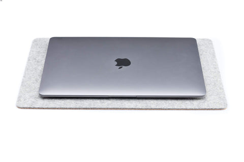 Onderlegger voor MacBooks van vilt en kurk | 26x38cm | lichtgrijs