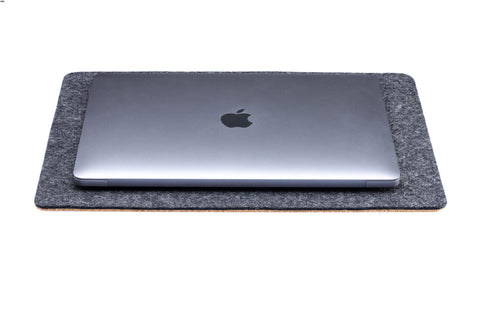 Onderlegger voor MacBooks van vilt en kurk | 26x38cm | antraciet